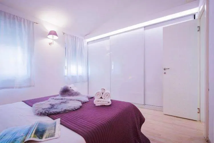 Stylish Suburb Apartment With Private Parking And Wi-Fi In Residential Area Between City Centre And Hidrobaza Beach Pula